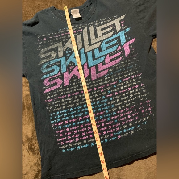 RARE Y2K skillet all over logo shirt - Picture 10 of 11